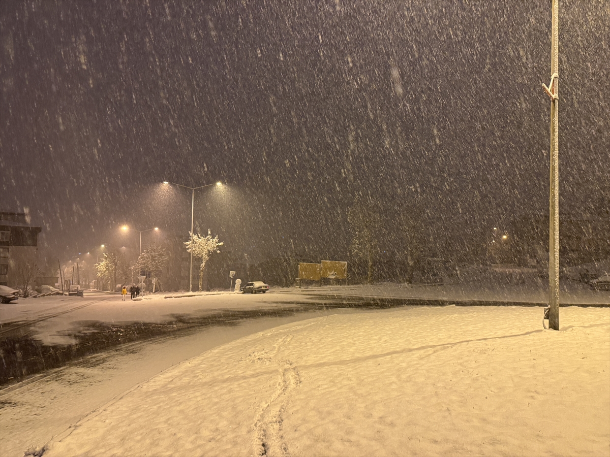 KAHRAMANMARAŞ (AA) – Kahramanmaraş'ta gece saatlerinde başlayan kar yağışı kent
