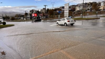 KAHRAMANMARAŞ (AA) – Kahramanmaraş'ta etkili olan sağanak hayatı olumsuz etkiledi.