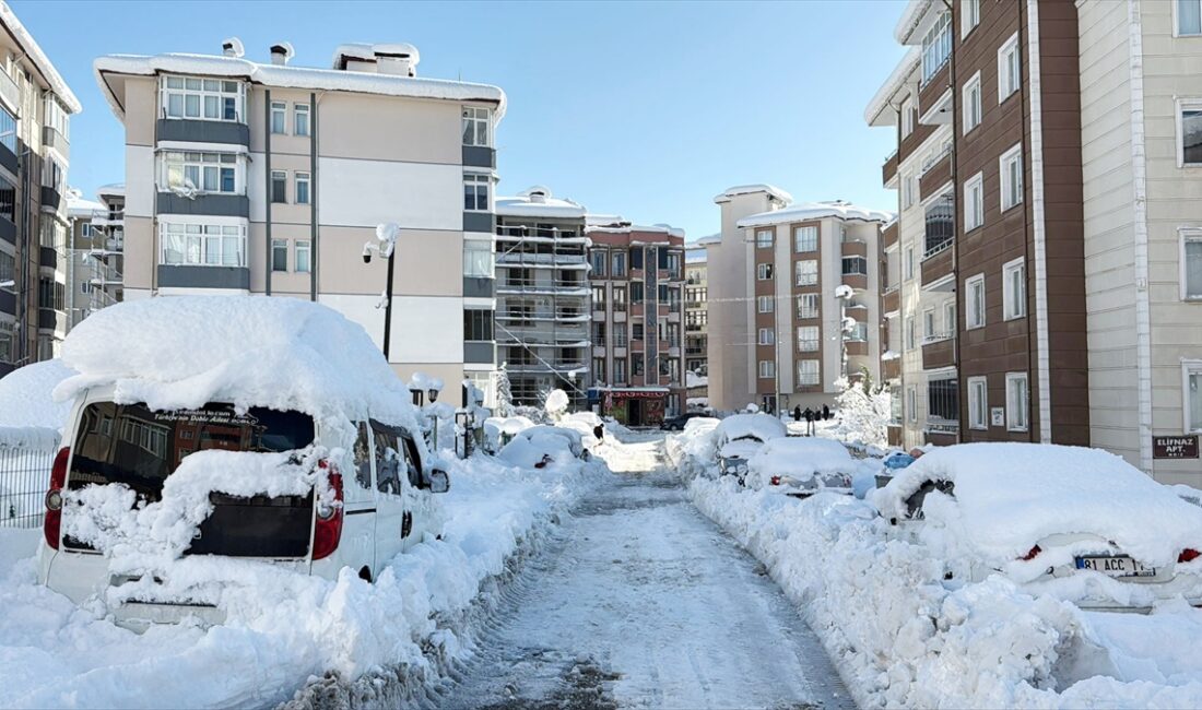 KARABÜK (AA) – Karabük kent merkezinde kar kalınlığı 75 santimetre