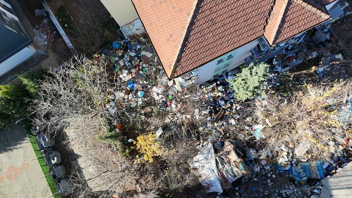 KARABÜK (AA) – Karabük'te yaklaşık 10 kamyon çöp çıkarılan evde