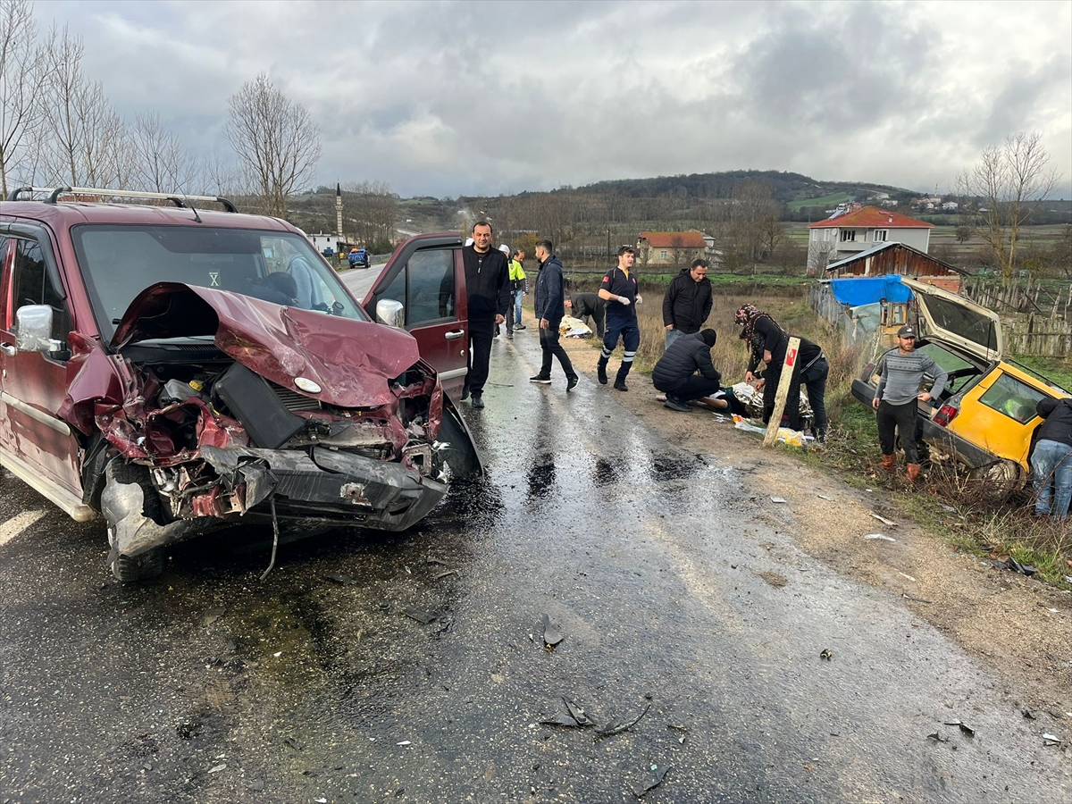KARABÜK (AA) – Karabük'ün Eflani ilçesinde, hafif ticari araç ile