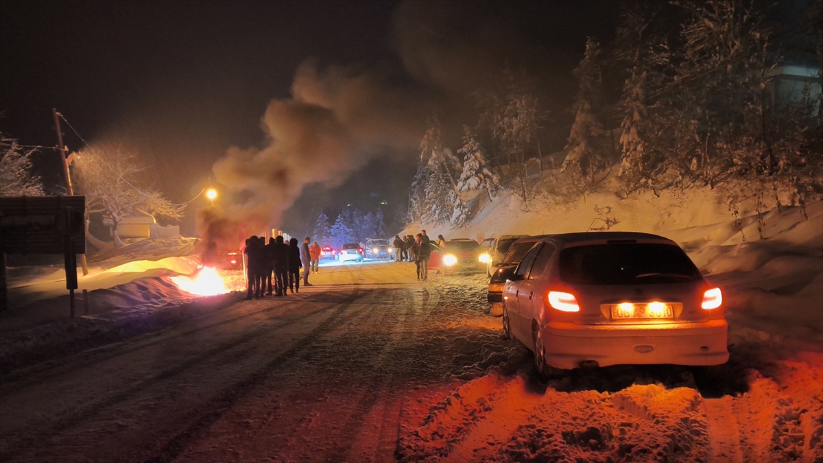 KARABÜK (AA) – Karabük ve ilçelerinde kar yağışı etkisini sürdürüyor.