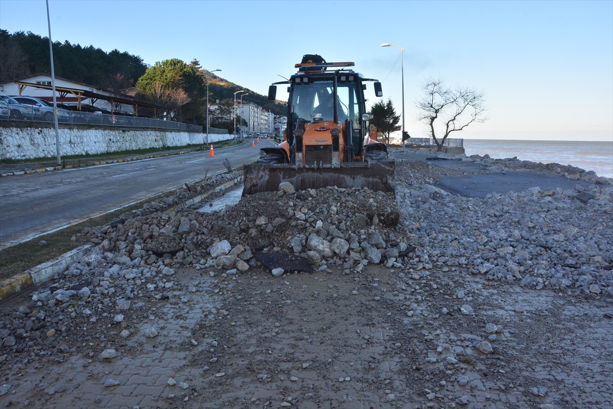 KASTAMONU (AA) – Kastamonu'nun İnebolu ilçesinde etkili olan fırtınanın oluşturduğu