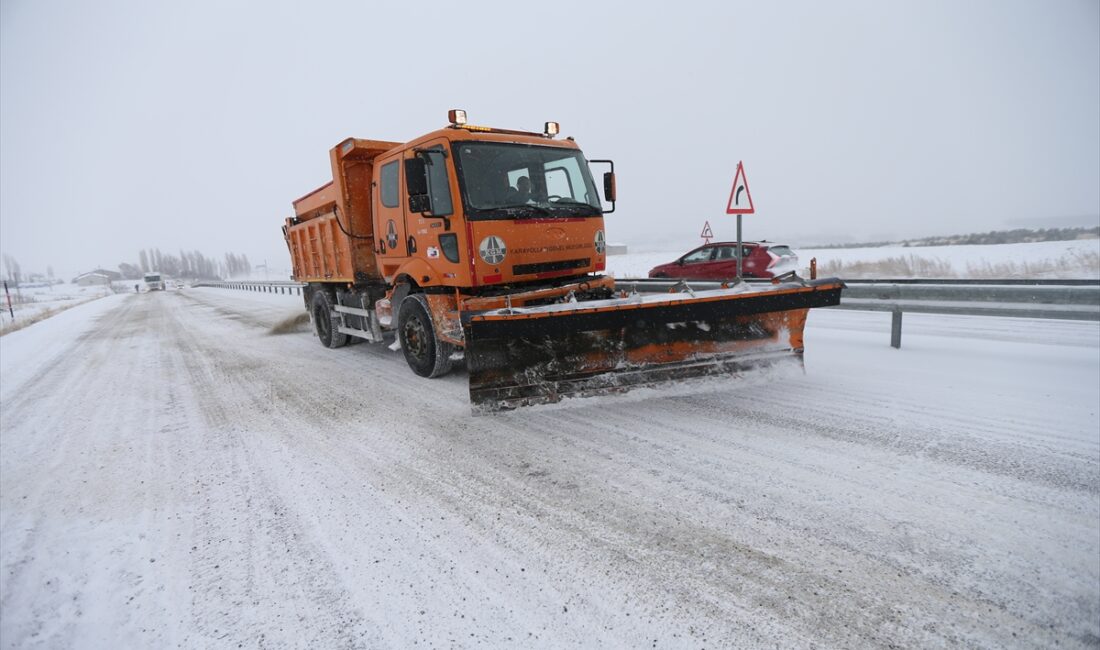 - Susuz ilçesinde kalan bazı tırlar ekiplerce kurtarıldı