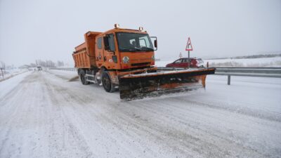 - Susuz ilçesinde kalan bazı tırlar ekiplerce kurtarıldı