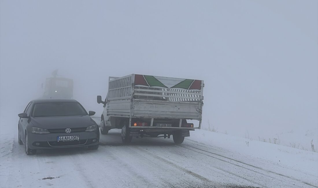 KARS (AA) – Kars-Göle kara yolunda etkili olan kar ve