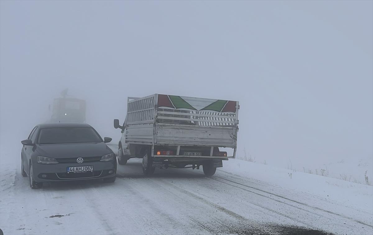 KARS (AA) – Kars-Göle kara yolunda etkili olan kar ve