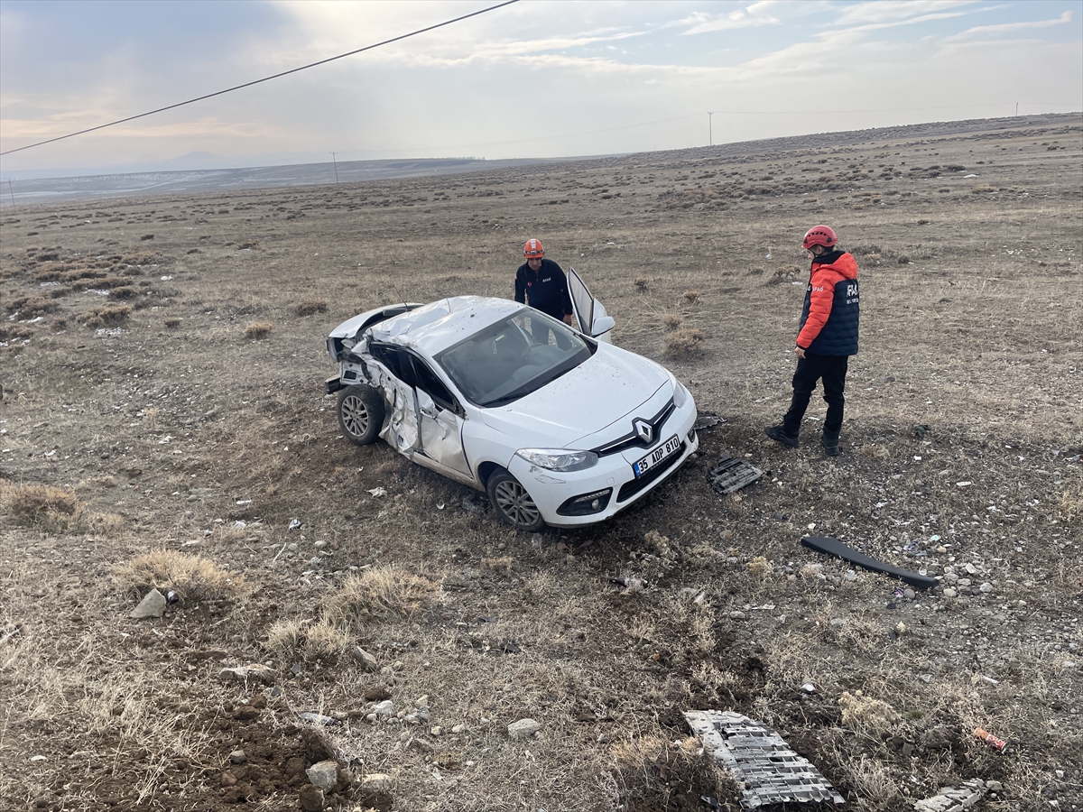 KARS (AA) – Kars'ın Arpaçay ilçesinde kamyonla çarpışan otomobil şarampole