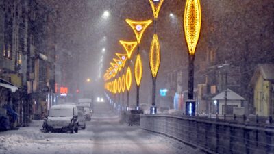 KARS (AA) – Kars'ta etkili olan kar yağışı yaşamı olumsuz