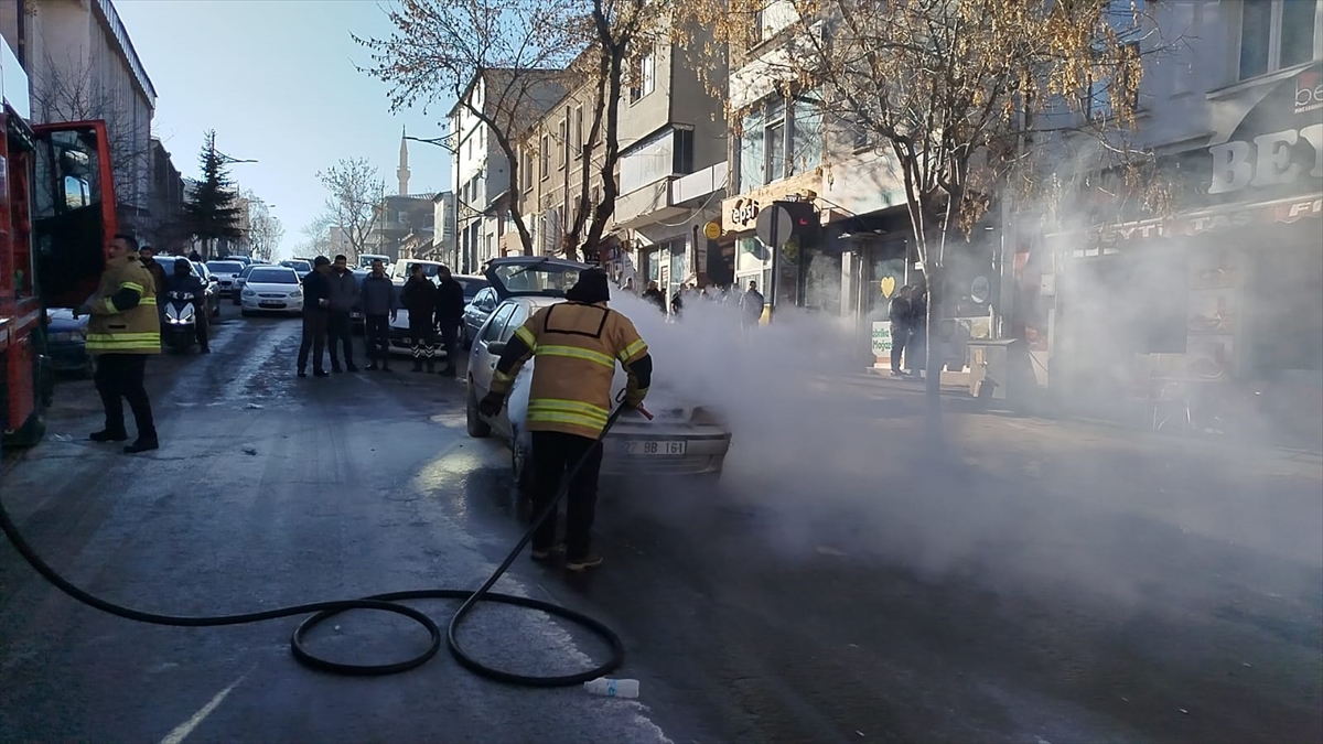 KARS (AA) – Kars'ta seyir halindeki otomobilde çıkan yangın itfaiye