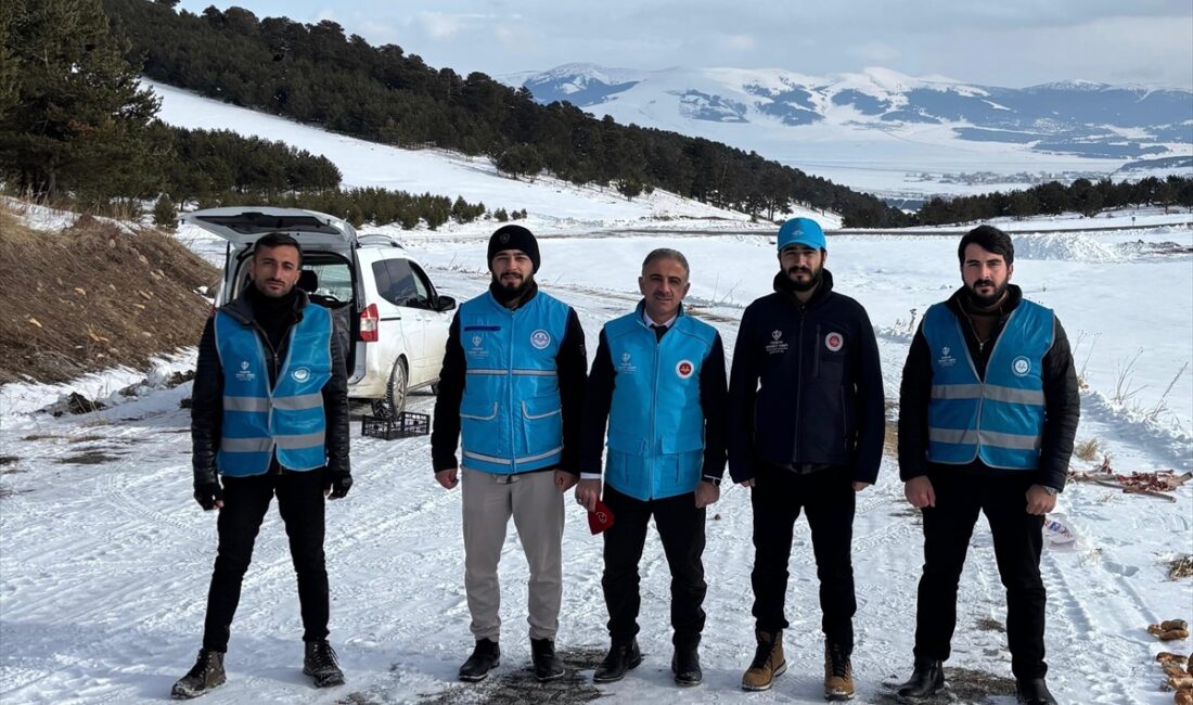 KARS (AA) – Kars'ın Sarıkamış ilçesinde din görevlileri, karla kaplı
