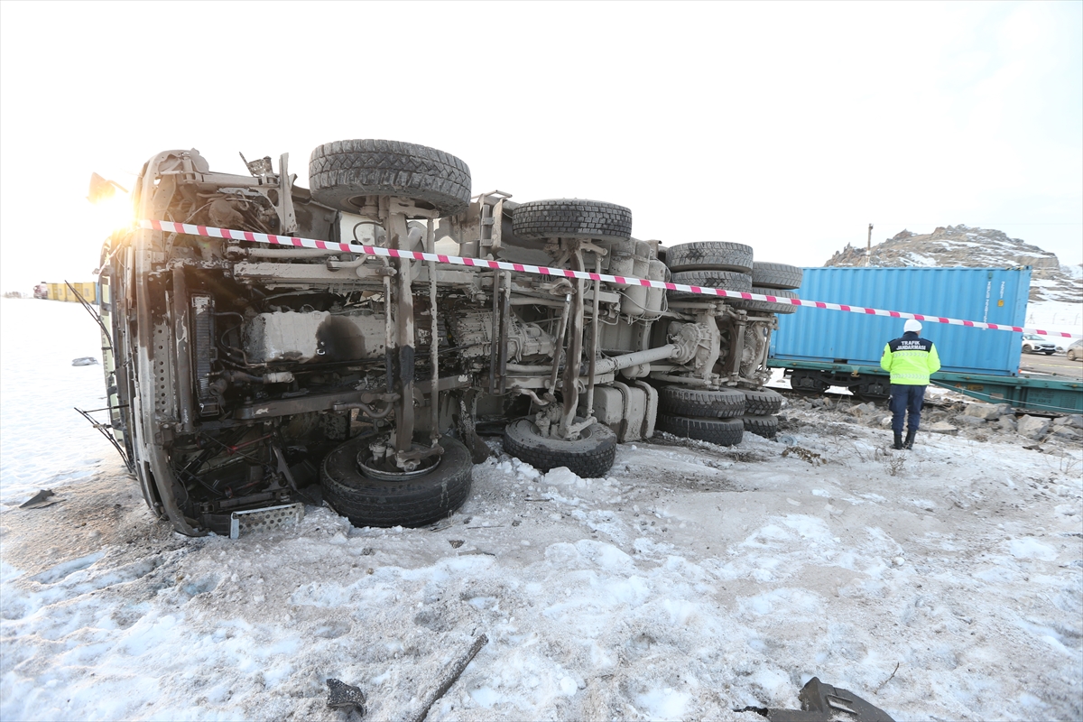 KARS (AA) – Kars'ta yük treninin çarptığı hafriyat kamyonunun sürücüsü