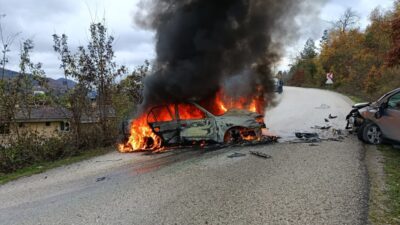 KASTAMONU (AA) – Kastamonu'nun Çatalzeytin ilçesinde otomobilin hafif ticari araçla