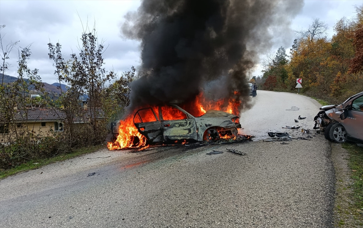 KASTAMONU (AA) – Kastamonu'nun Çatalzeytin ilçesinde otomobilin hafif ticari araçla