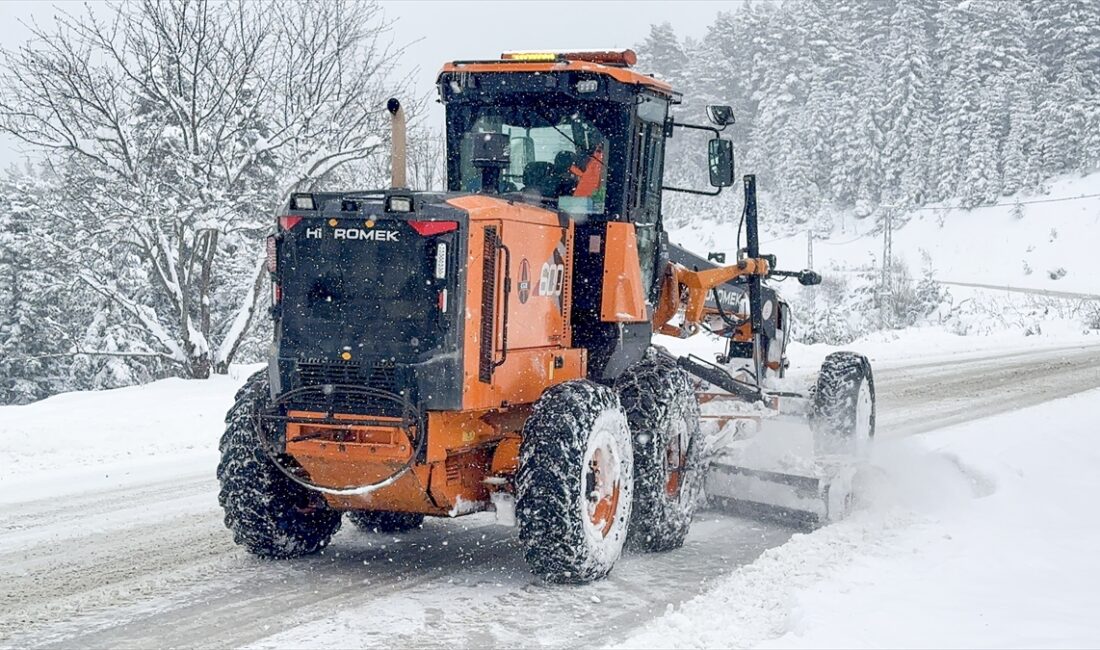KASTAMONU (AA) – Kastamonu'nun yüksek rakımlı bölgelerinde yoğun kar yağışı