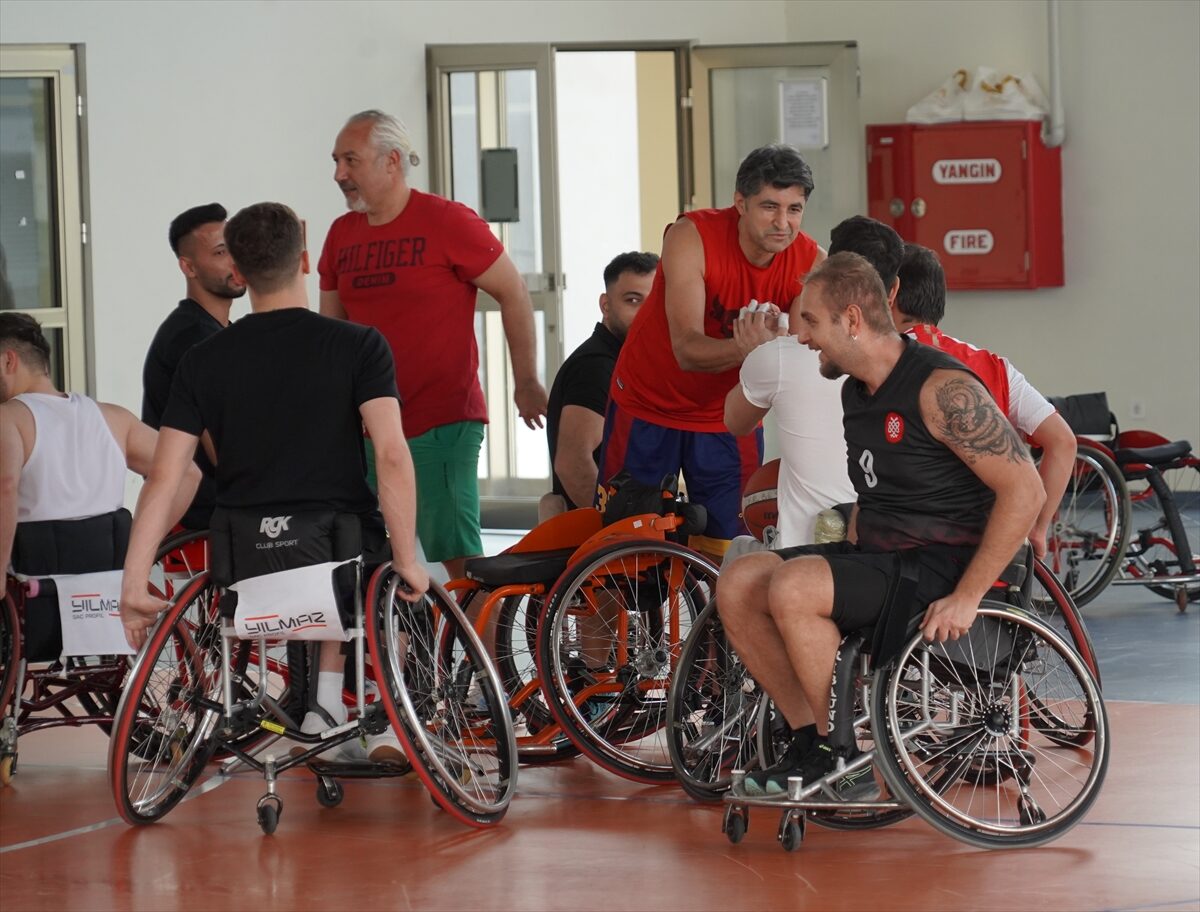 KAYSERİ (AA) – Kayseri Şehir Hastanesi doktorları, tekerlekli sandalyeye bağlı