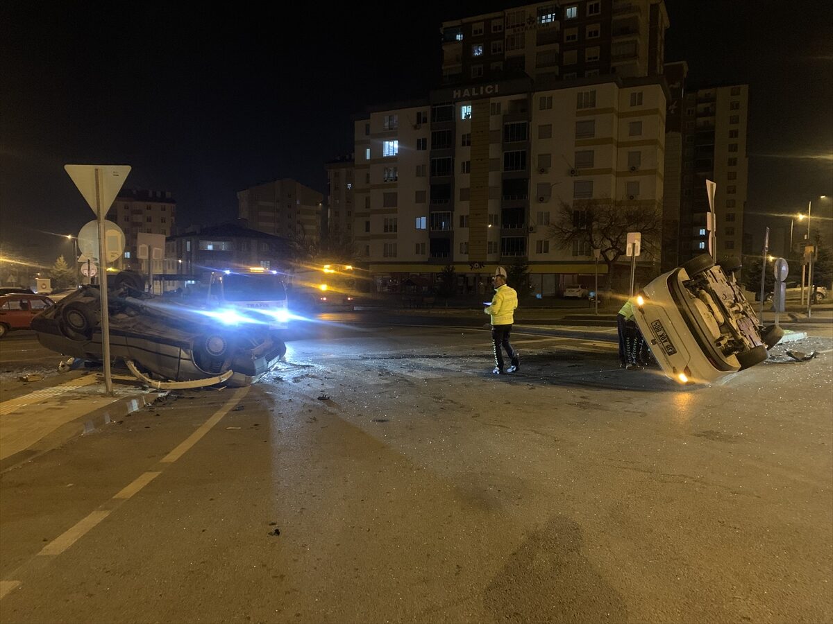 KAYSERİ (AA) – Kayseri'nin Melikgazi ilçesinde iki otomobilin çarpışması sonucu