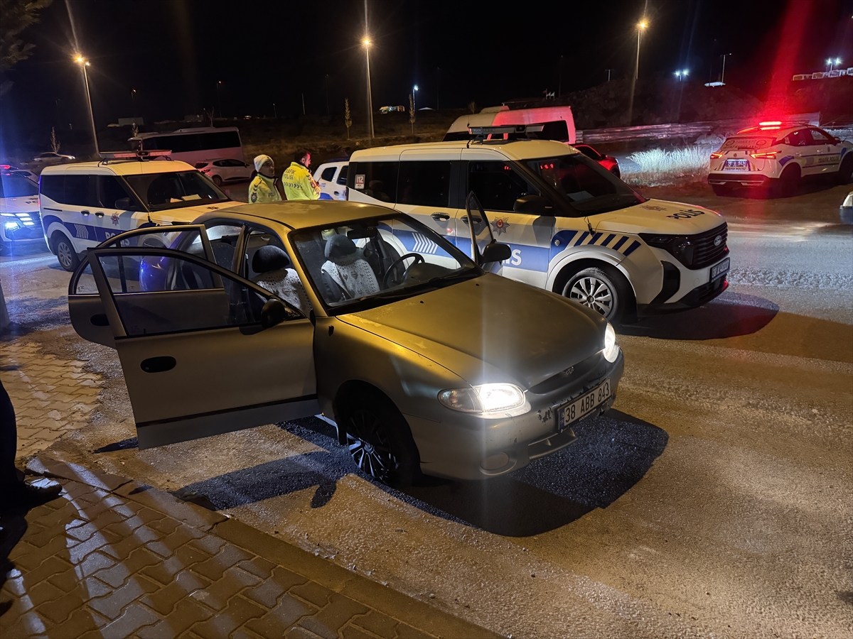 KAYSERİ (AA) – Kayseri'de uygulama yapan polis memuruna çarptıktan sonra