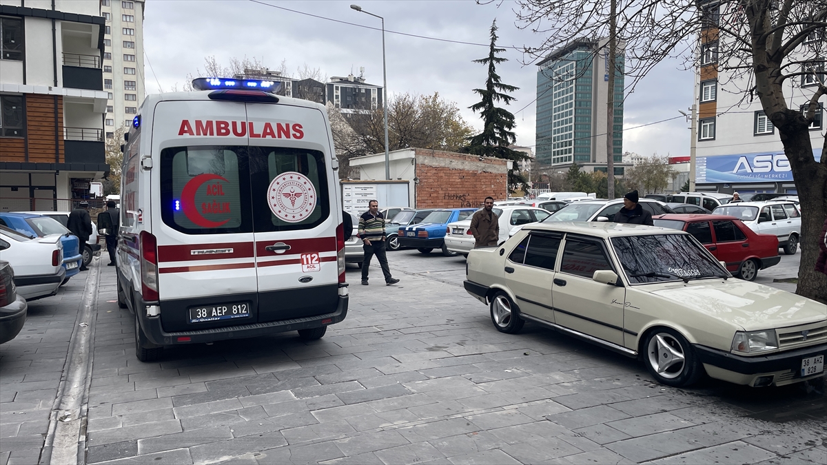 KAYSERİ (AA) – Kayseri'nin merkez Melikgazi ilçesinde sokakta 3 kişiyi