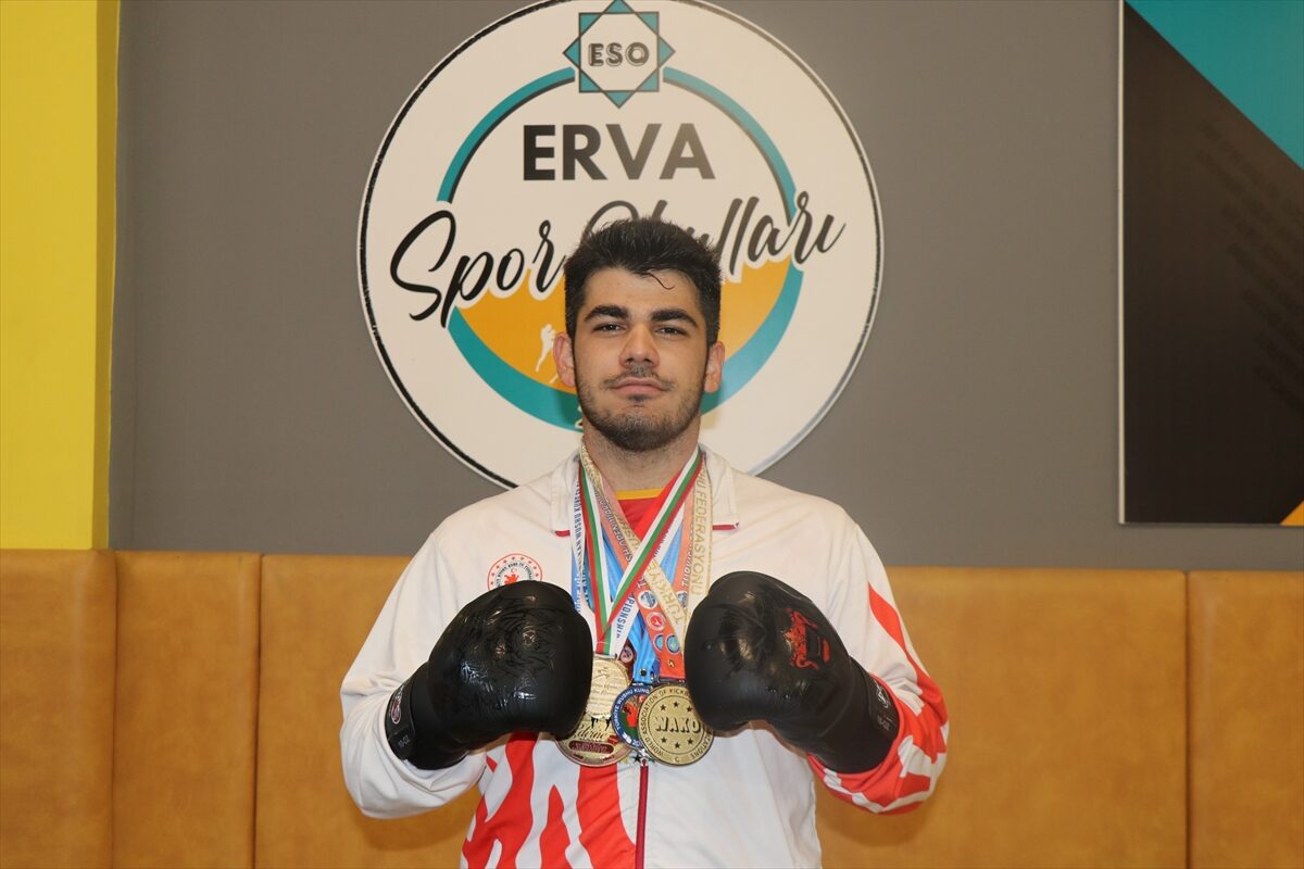 - Kayseri'de annesinin yönlendirmesiyle başladığı kick boks, wushu ve muaythaide