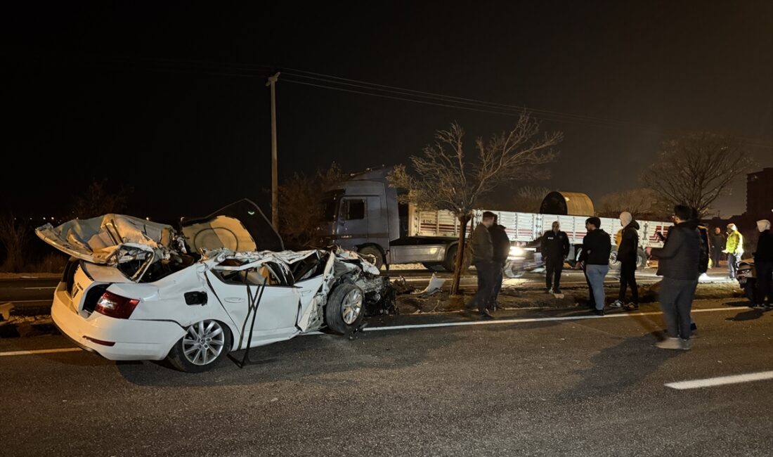 KİLİS (AA) – Kilis'te park halinde bulunan tıra çarpan otomobildeki