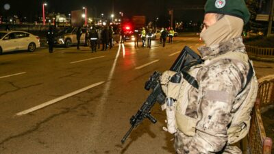 - Ekiplerce tırda yapılan aramada 23 Afganistan uyruklu düzensiz göçmen