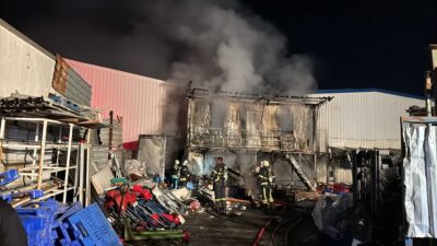 KOCAELİ (AA) – Kocaeli'nin Gebze ilçesinde geri dönüşüm deposunda çıkan