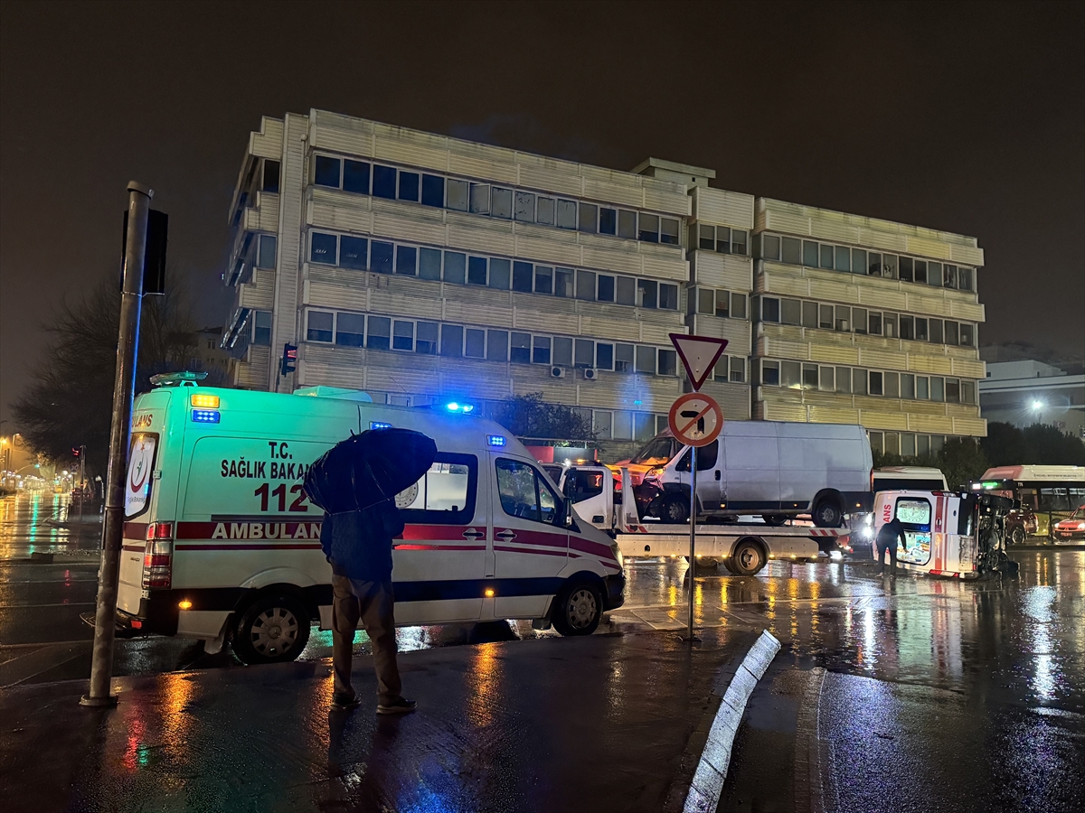 KOCAELİ (AA) – Kocaeli'nin İzmit ilçesinde hasta taşıyan ambulans ile