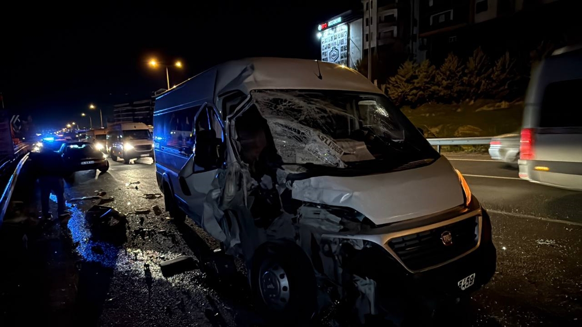 KOCAELİ (AA) – Kocaeli'nin Gebze ilçesinde iki işçi servisinin çarpışması