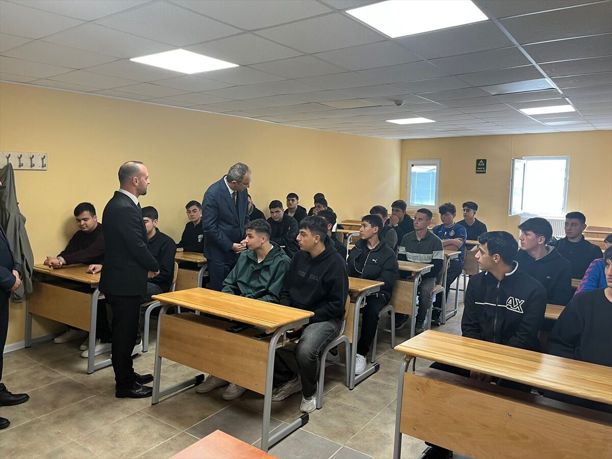 - Dilovası ilçesindeki merkezde, ara verdikleri eğitim hayatına dönen 360