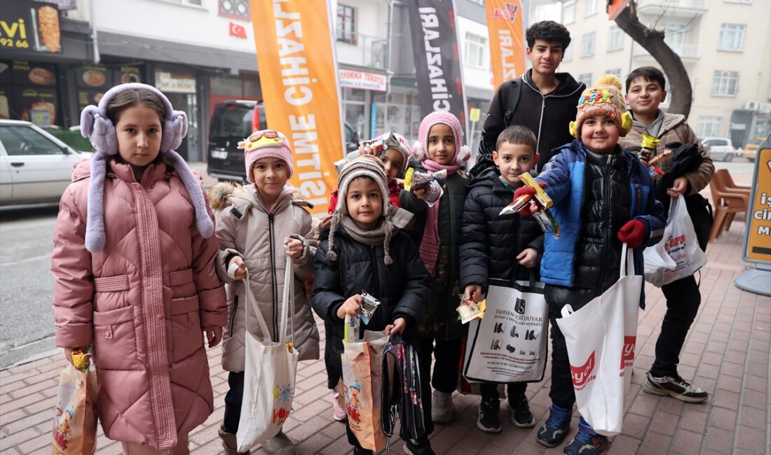 KONYA (AA) – Konya'da Regaip Kandili'nin sabahında çocuklar, "şivlilik" denilen