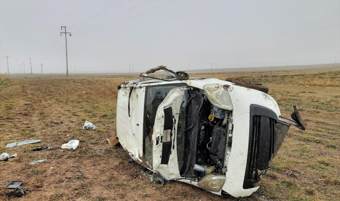 KONYA (AA) – Konya'nın Yunak ilçesinde şarampole devrilen hafif ticari