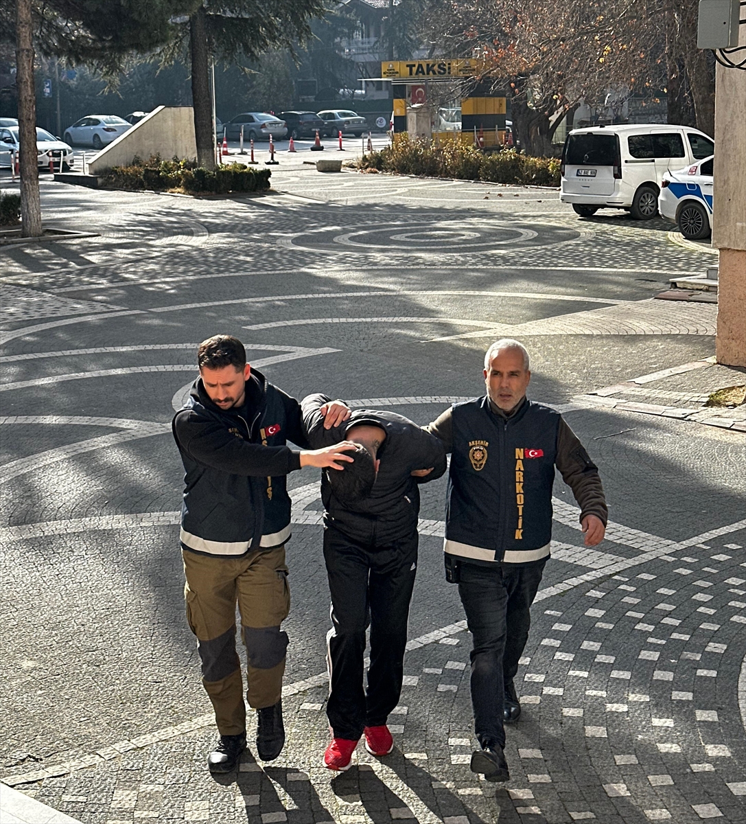 KONYA (AA) – Konya'nın Akşehir ilçesinde düzenlenen uyuşturucu operasyonunda gözaltına