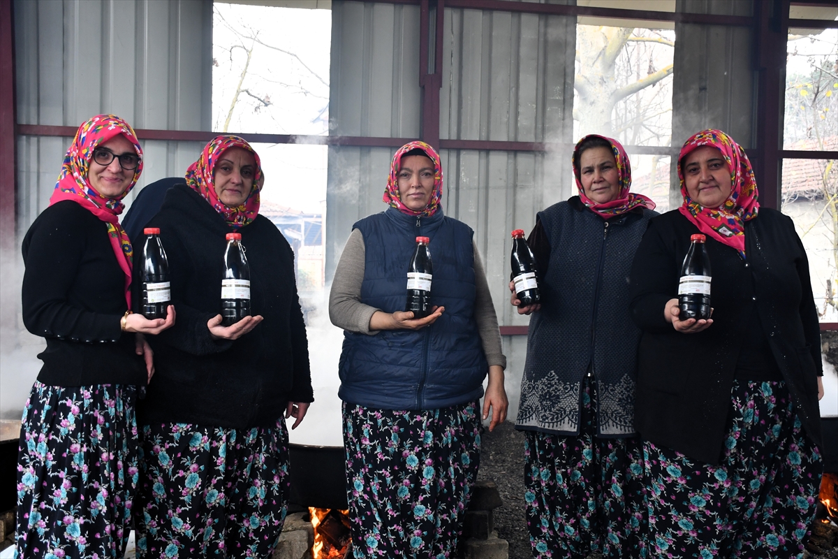 - Bilecik'teki Muratdere köyünde bir araya gelen kadınlar, el emeğiyle