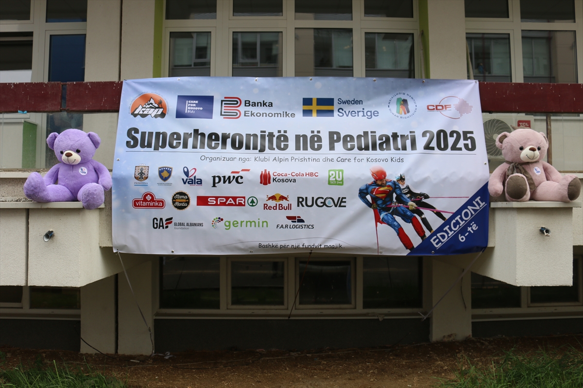 PRİŞTİNE (AA) – Kosova'nın başkenti Priştine'de "süper kahraman" kostümleri giyen