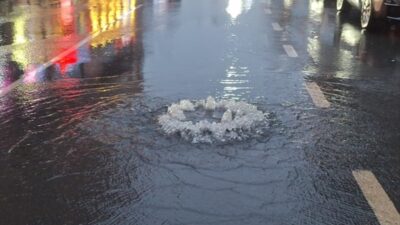 İSTANBUL (AA) – Küçükçekmece'de şiddetli yağış nedeniyle rögar taşınca cadde