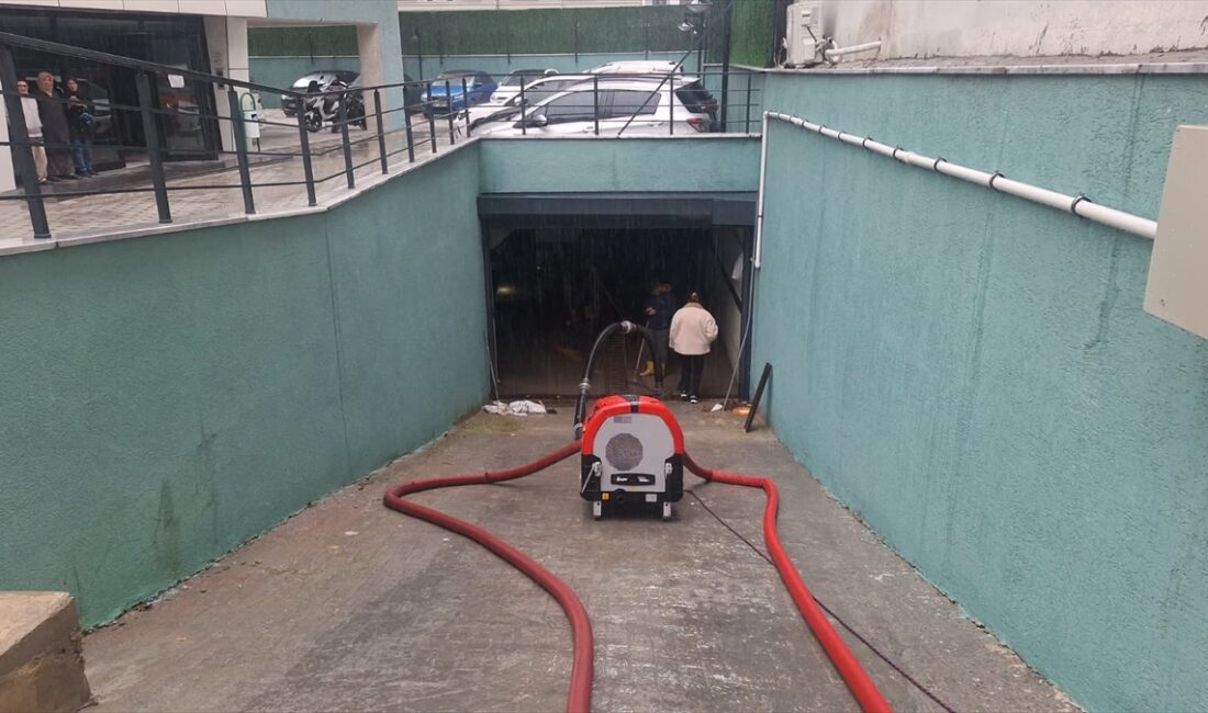 İSTANBUL (AA) – Küçükçekmece'de yağış nedeniyle su basan sitenin otoparkındaki