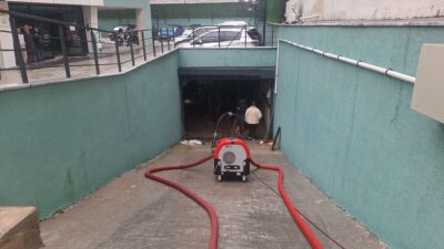 İSTANBUL (AA) – Küçükçekmece'de yağış nedeniyle su basan sitenin otoparkındaki