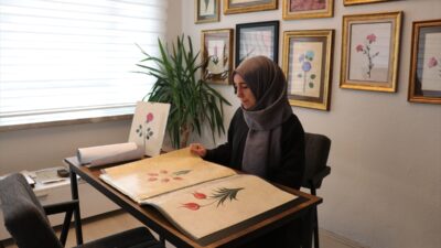 - Sakarya'da yaşayan ebru sanatçısı Büşra Altmışdört, sanatını geleceğe taşımak