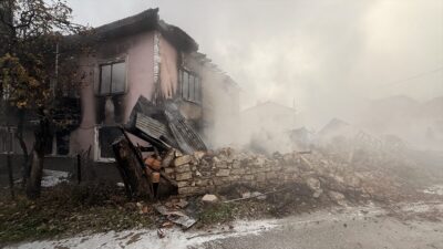 KÜTAHYA (AA) – Kütahya'nın Domaniç ilçesinde 2 katlı evde çıkan