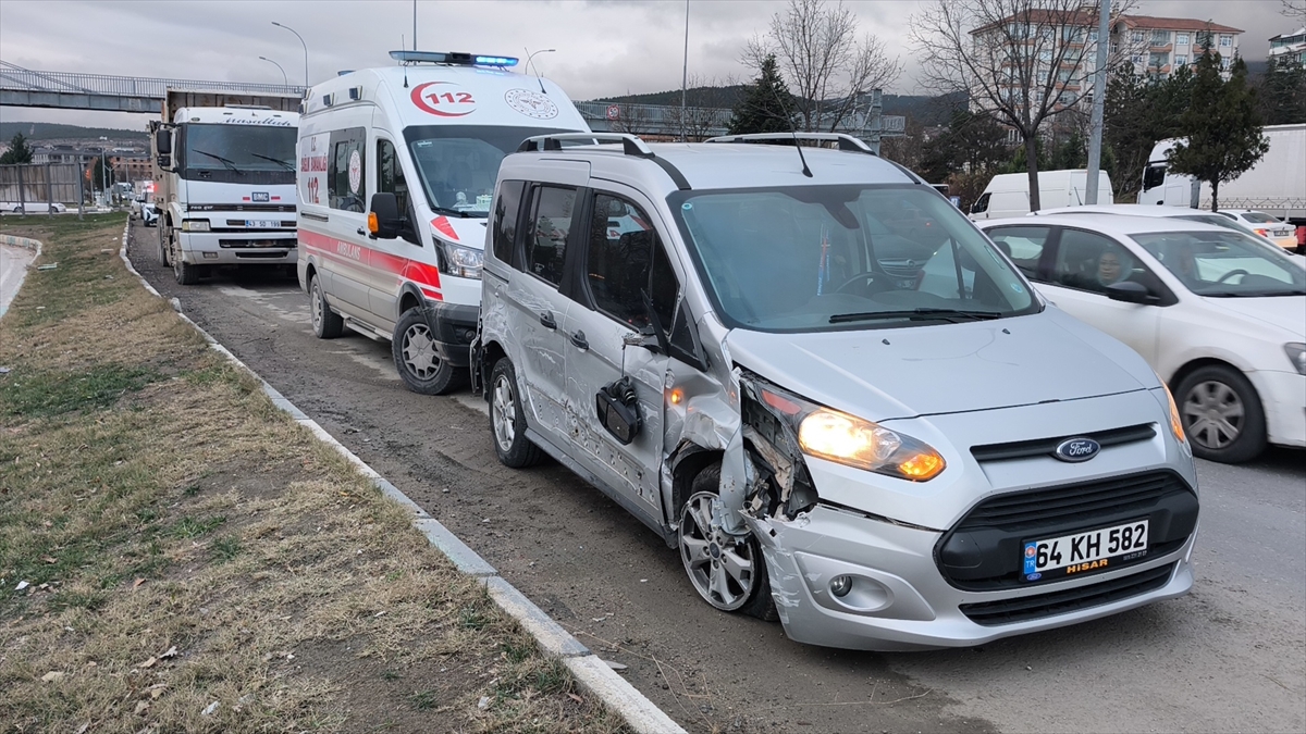 KÜTAHYA (AA) – Kütahya'da 4 aracın karıştığı zincirleme trafik kazasında