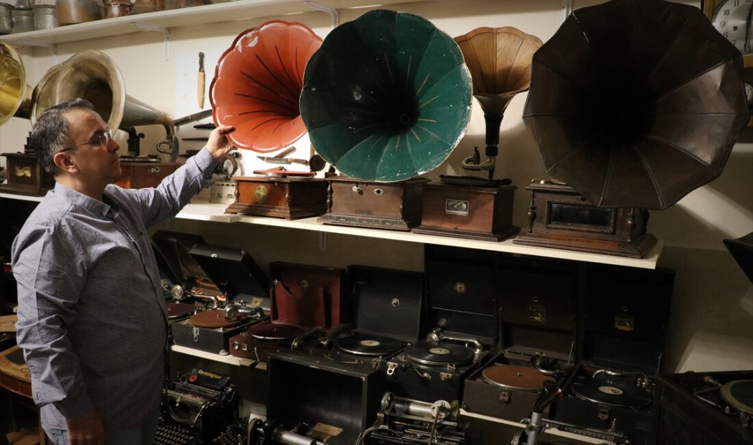 - Koleksiyonunda 1800 ve 1900'lü yıllara ait 55 parçadan oluşan