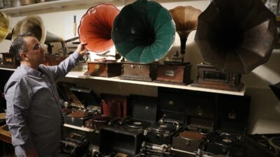 - Koleksiyonunda 1800 ve 1900'lü yıllara ait 55 parçadan oluşan