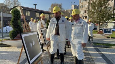 - Zonguldak'ta işçi elbiseleri ve baretleriyle okula gelen madenciler için