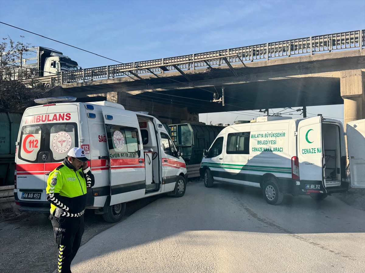 MALATYA (AA) – Malatya'nın Yeşilyurt ilçesinde trenin çarptığı 17 yaşındaki