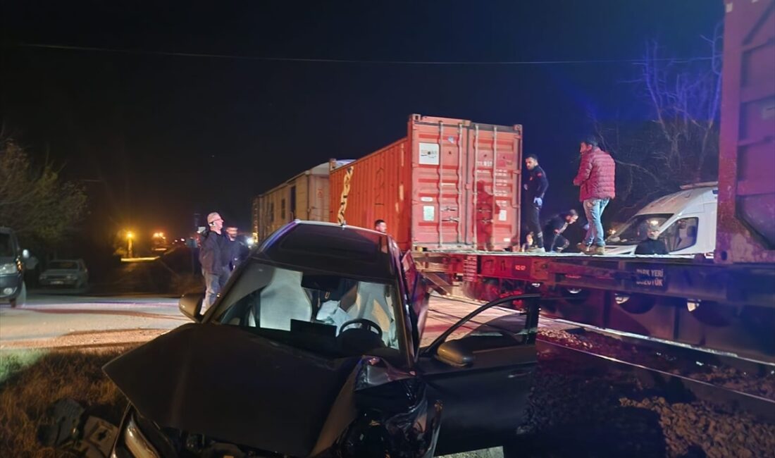 MALATYA (AA) – Malatya'nın Battalgazi ilçesinde yük treninin otomobile çarpması