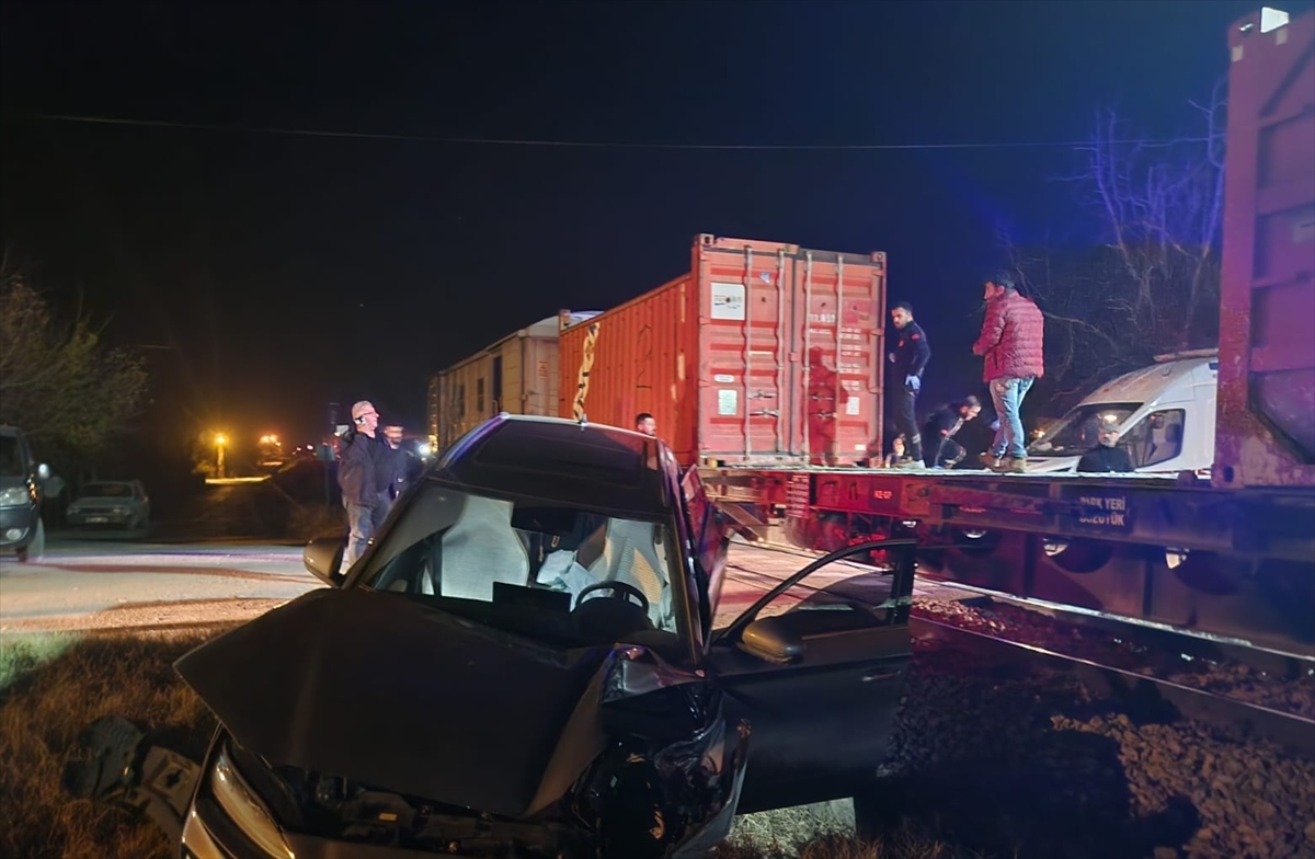 MALATYA (AA) – Malatya'nın Battalgazi ilçesinde yük treninin otomobile çarpması