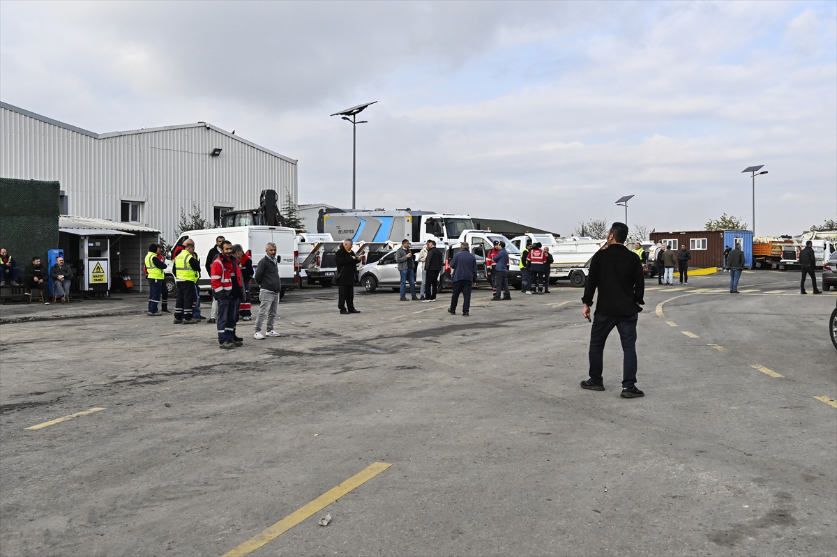 - Temizlik işçisi Zafer Yılmaz:
- "O çöpleri yine biz toplayacağız,