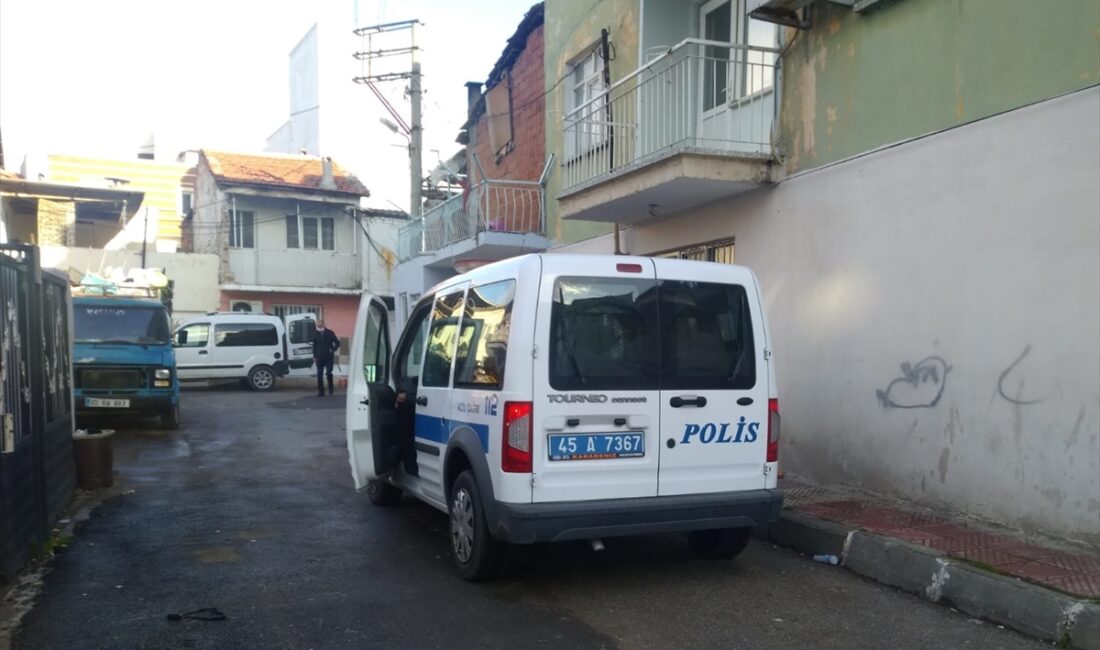 MANİSA (AA) – Manisa'nın Yunusemre ilçesinde bir kişi, tartıştığı eşini