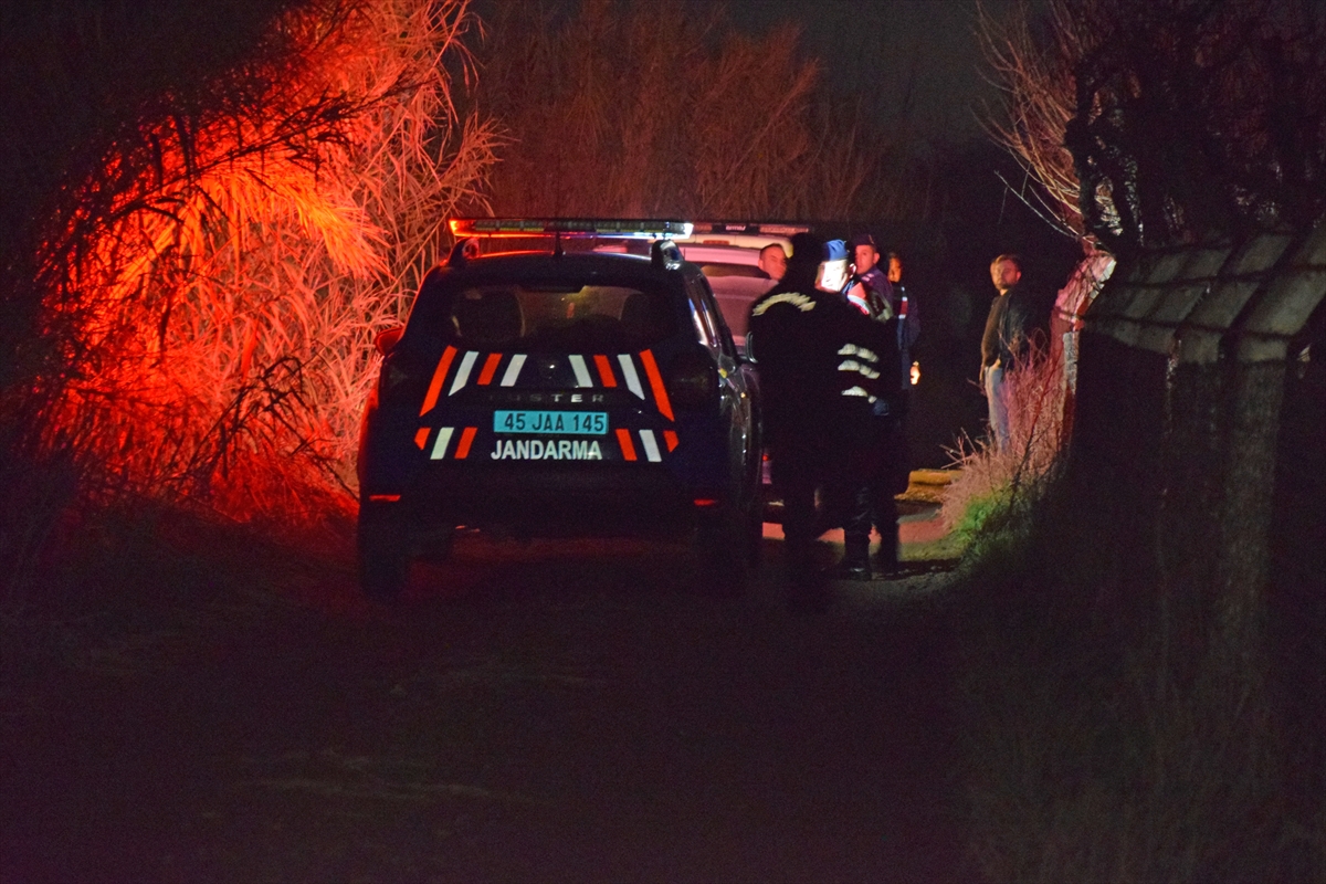 MANİSA (AA) – Manisa'nın Turgutlu ilçesinde eşini tabancayla öldürdükten sonra